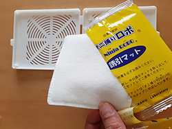 誘引捕獲乾燥剤をハードケースにセットする